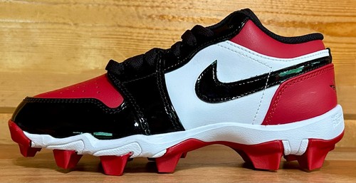 Kinder/Jugend Jordan 1 niedrige Stollen Baseball oder Fußball Größe 3,5 Y rot/schwarz/weiß