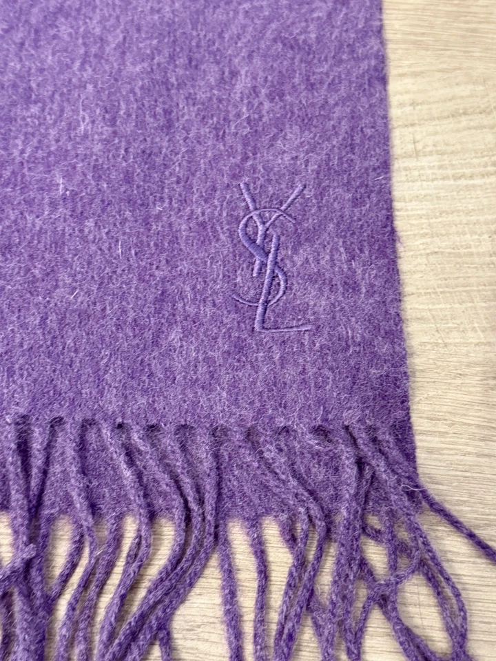 Bufanda Yves Saint Laurent púrpura con flecos 100 % lana 65x12 YSL logotipo de gran tamaño RARA Foto 2 de 4
