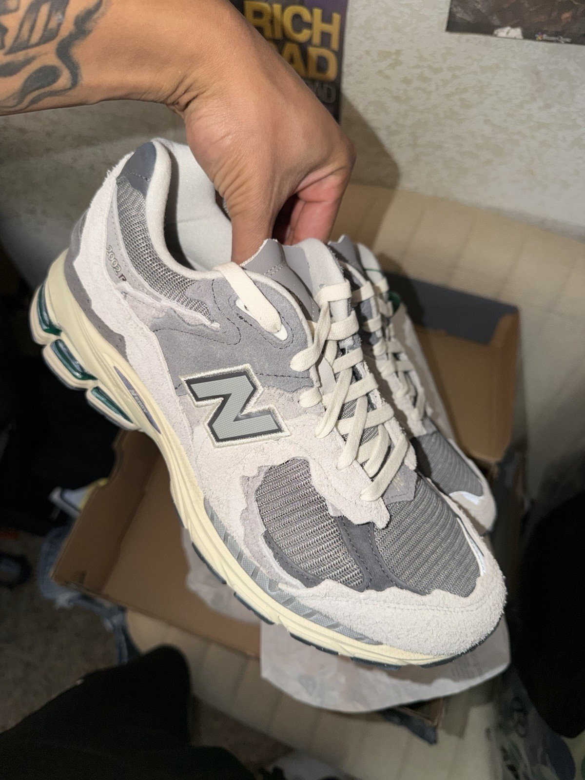 New Balance 2002R Protection Pack - Rain Cloud Hombre’s Talla 9.5 Mujer’s Talla 11