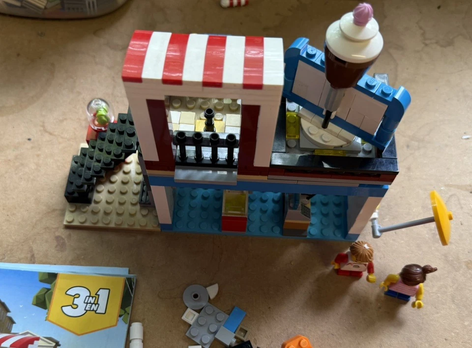 LEGO Creator 31077 Modular Sweet Surprises, photo 2 of 5