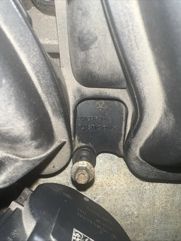 Dodge Journey 2016 colector de admisión de 3,6 L con carrocería de acelerador 05184693AE 05184349AC Foto 2 de 4