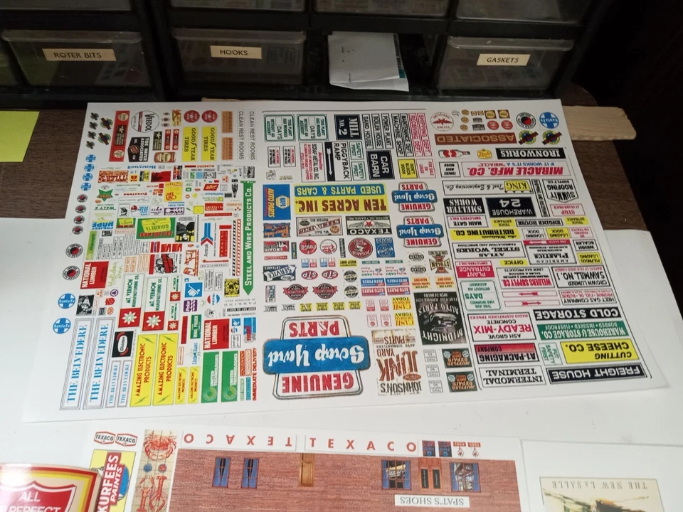 HUGE LOT HO SCALE 80 tracks,2 ENGINES ,6 CARS, 3 BIG SETS TRAIN SIGNS - Image 3 of 4