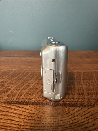 Nikon Coolpix L3 5.1MP Digital Camera Silver Handheld - Battery Door Issue - Picture 4 of 8