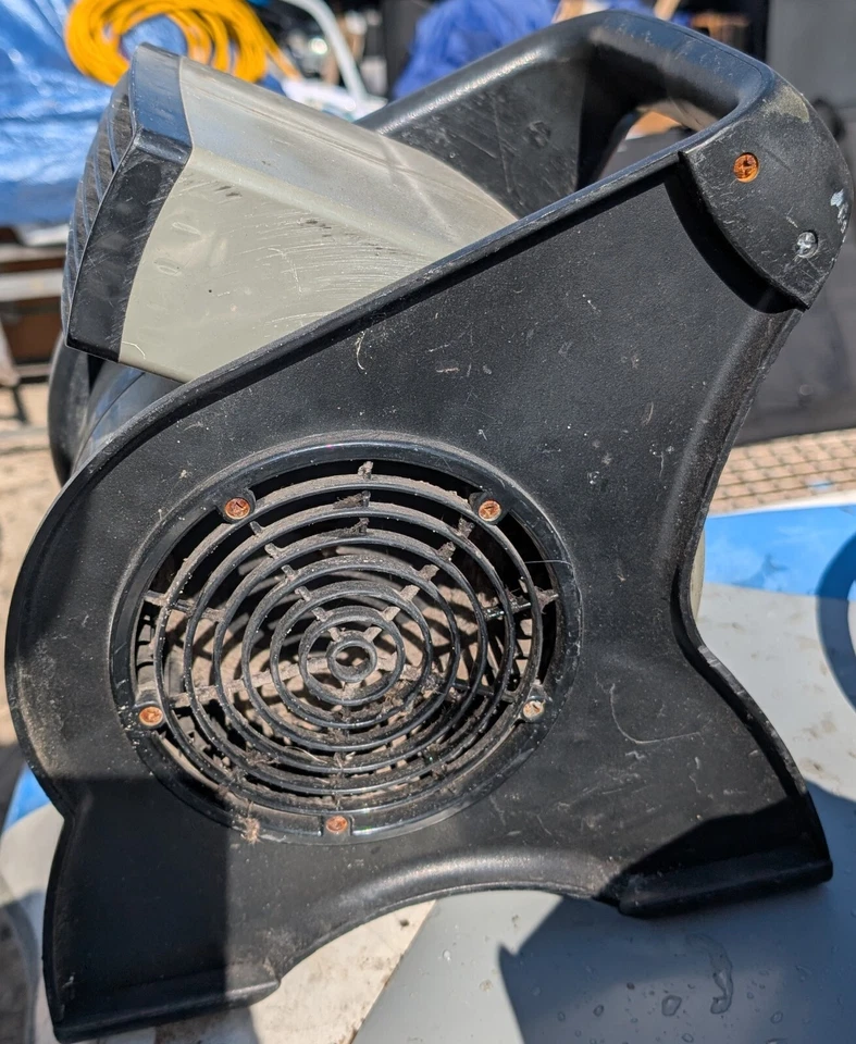 Ventilador de piso soplador pivotante Air King de 3 velocidades grado comercial con tomas de corriente - negro Foto 4 de 4