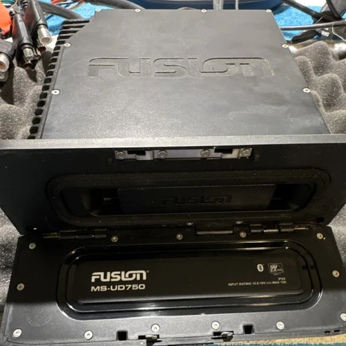 Fusion MS-UD750 Marine Entertainment System - Thumbnail 2