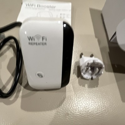 Wireless Wi-Fi Internet Range Extender Booster NWT in box