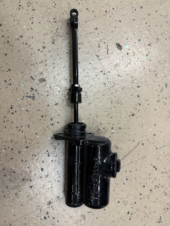 Cilindro maestro de freno 1938 Cadillac modelos 60 Special 65 Series 60 Foto 2 de 4