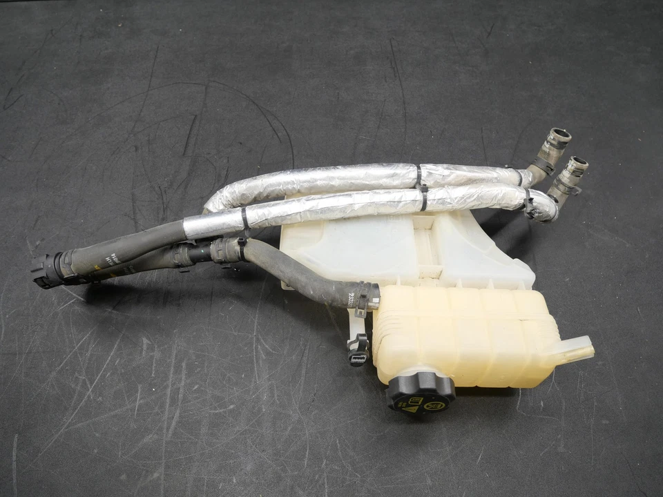 Depósito de refrigerante usado tanque de sobretensión de botella Chevrolet Camaro SS 2016-2024 6,2 L OEM Foto 3 de 4