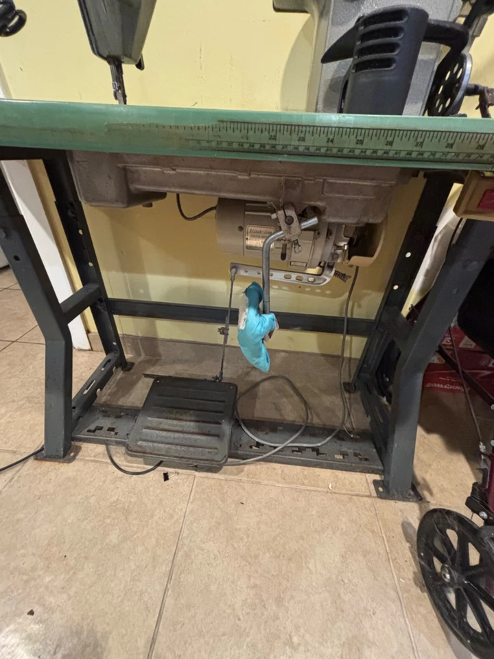 Máquina de coser con mesa Juki ddl-5550  Foto 2 de 4