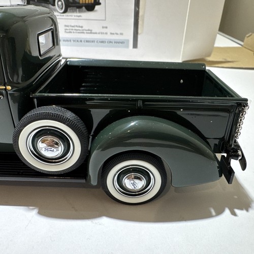 Danbury Mint 1:24 1942 Ford Pickup Village Green Diecast Truck w/ Box - Picture 5 of 19