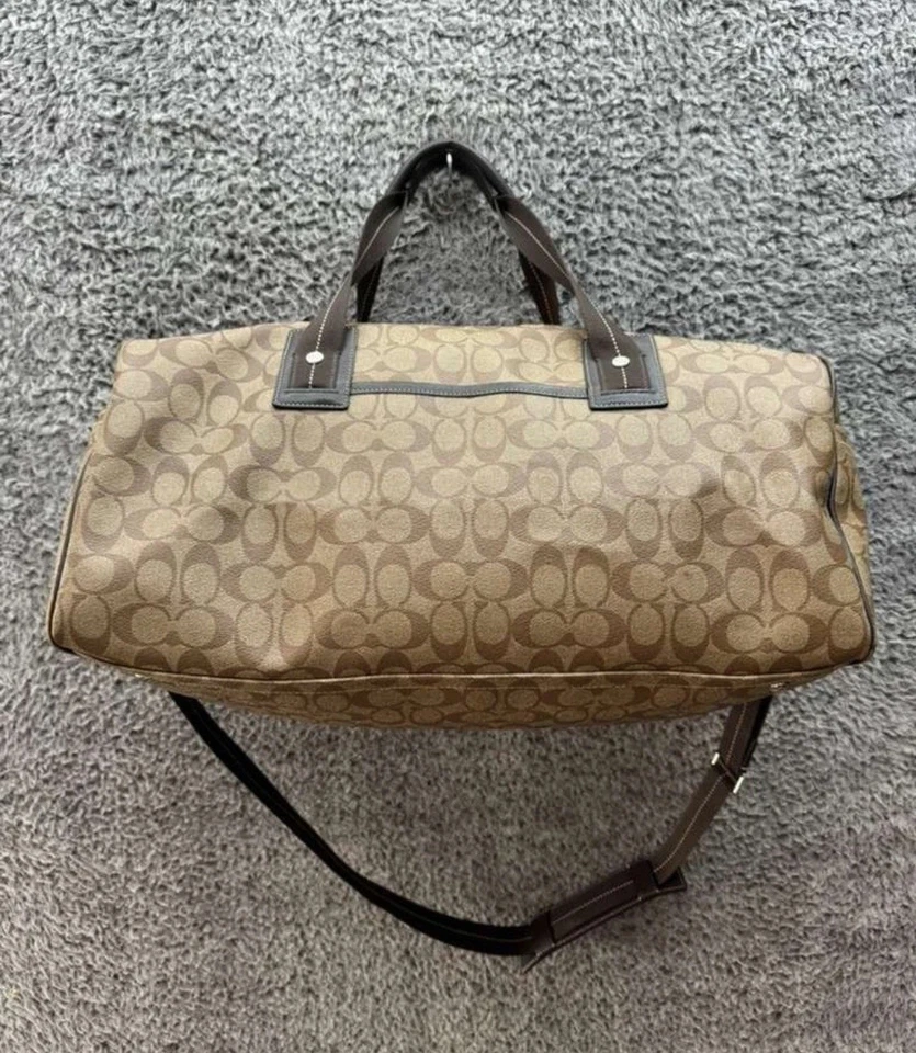 蔻驰签名涂层帆布传统条纹波士顿行李袋米色和棕色 — 第 2/4 张图片