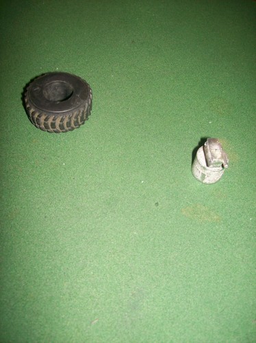 1/50th SCALE EARTHMOVER,OILFIELD TRUCK,HEAVY HAULER TYRE WHITE METAL RIM & DAVIT - Picture 10 of 11