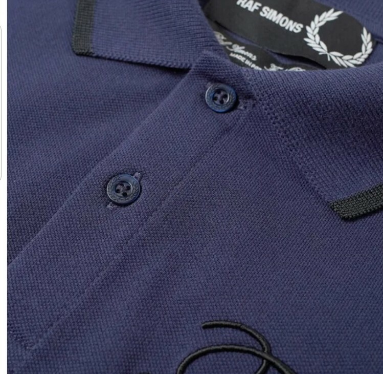 RAF SIMONS X FRED PERRY EMBROIDERED SCRIPT INITIAL PIQUE