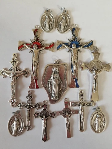 CHRISTIAN.CATHOLIC  LOT OF 13 CROSS & MEDAL