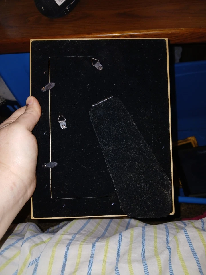 Marco de madera marrón dorado 5x7 terciopelo negro diseño torcido trasero Foto 2 de 2