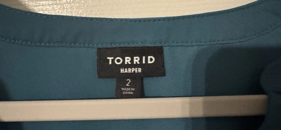 Blusa transparente Torrid 2 Harper Georgette verde azulado manga larga carrera trabajo usada en excelente estado Foto 4 de 4