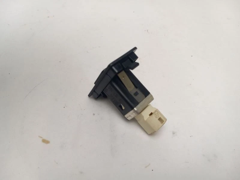 INSERTAR EN PUERTO DE ENTRADA CARGADOR USB PARA BMW 535 XI 2008 - 2010 Foto 4 de 4