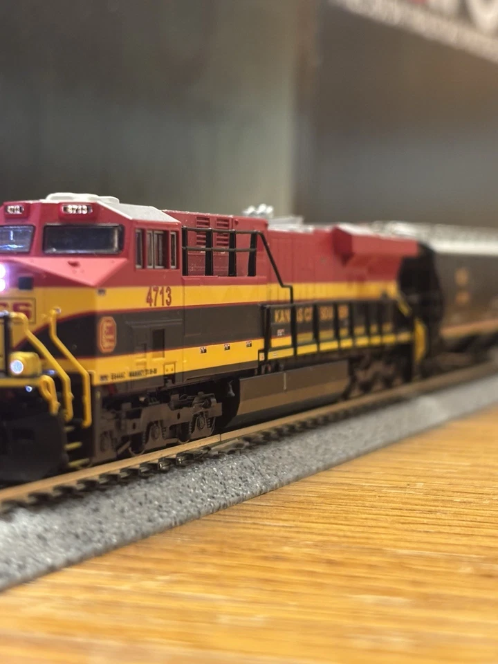 FVM N Scale Kcs ES44AC Locomotive W/dcc & Hopper Car - Image 2 of 4