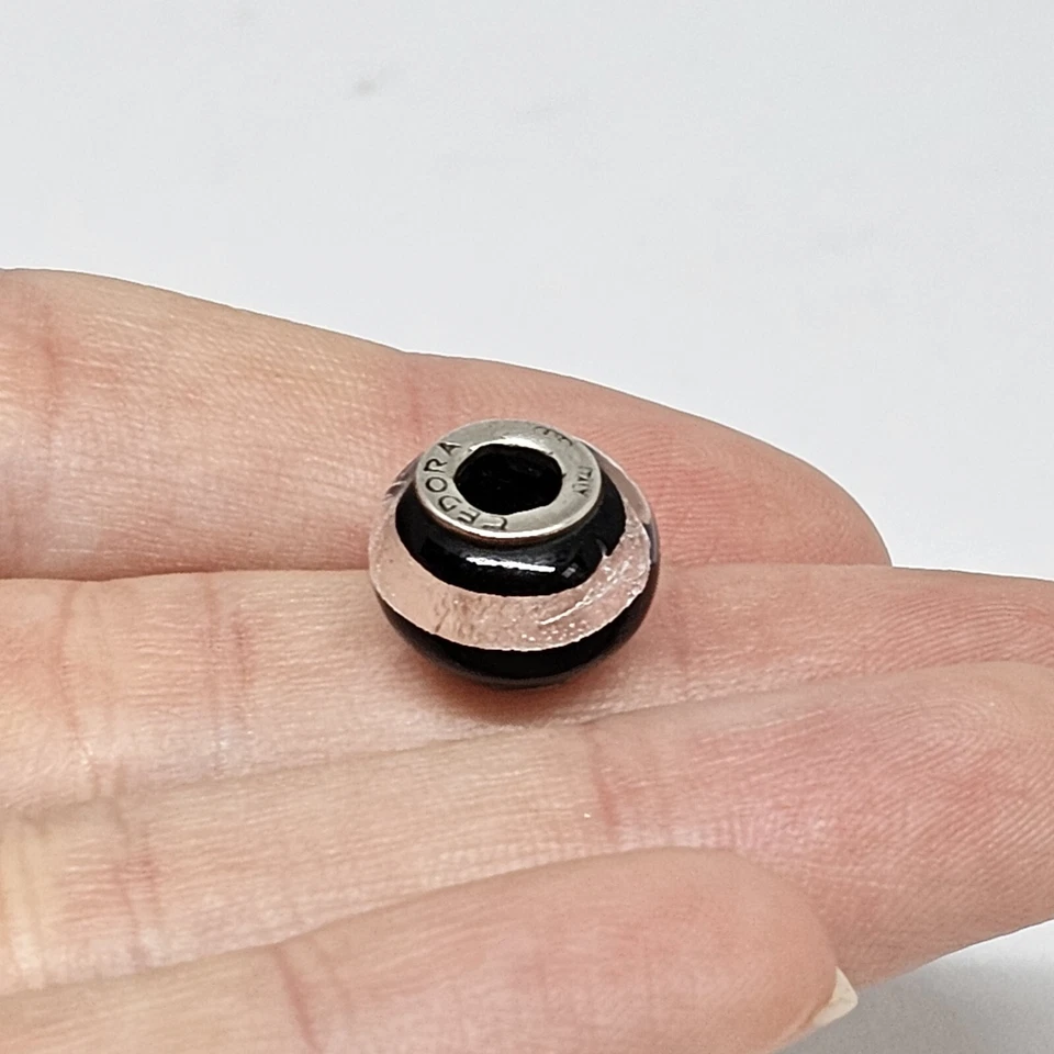 Dije de cuentas de cristal de Murano blanco y negro de plata de ley Tedora Foto 4 de 4