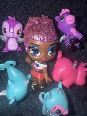 Hatchimals Pixies Vacay Style Puppe Sweet Sierra & 5 Hatchimal Haustiere 2 Koffer