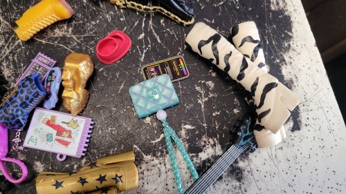 Monster High Zubehör Zubehörpaket plus andere Serien Rucksack Gitarrenschuhe - Bild 6 von 8
