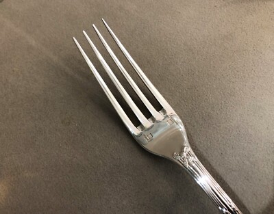 12 fourchettes de table en métal argenté modèle « Rubans