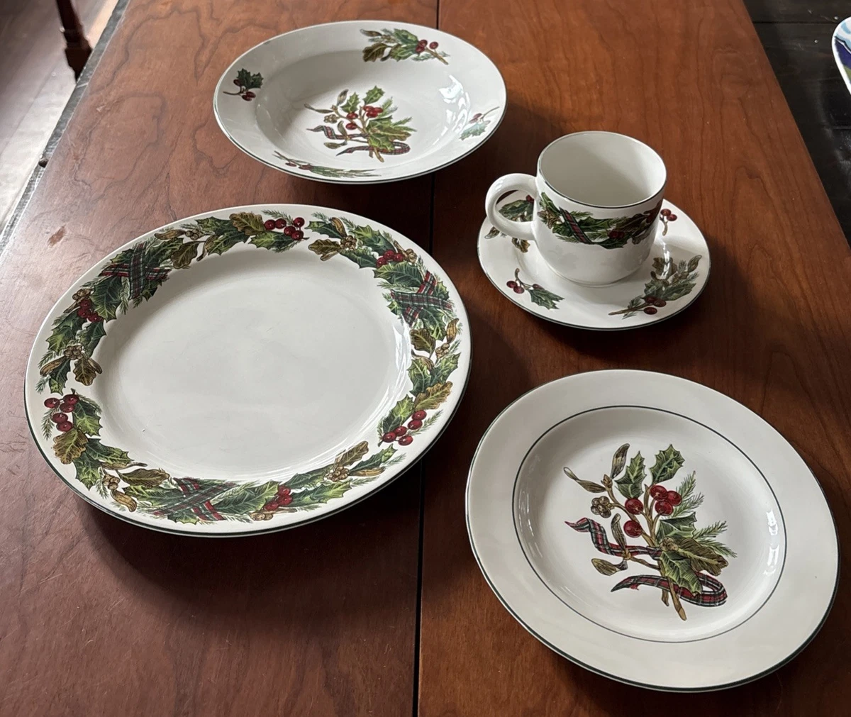 ロイヤルギャラリーGallery Holly&The joy　大皿 Royal Gallery / the Trimmings Holly Christmas Japan Fine China