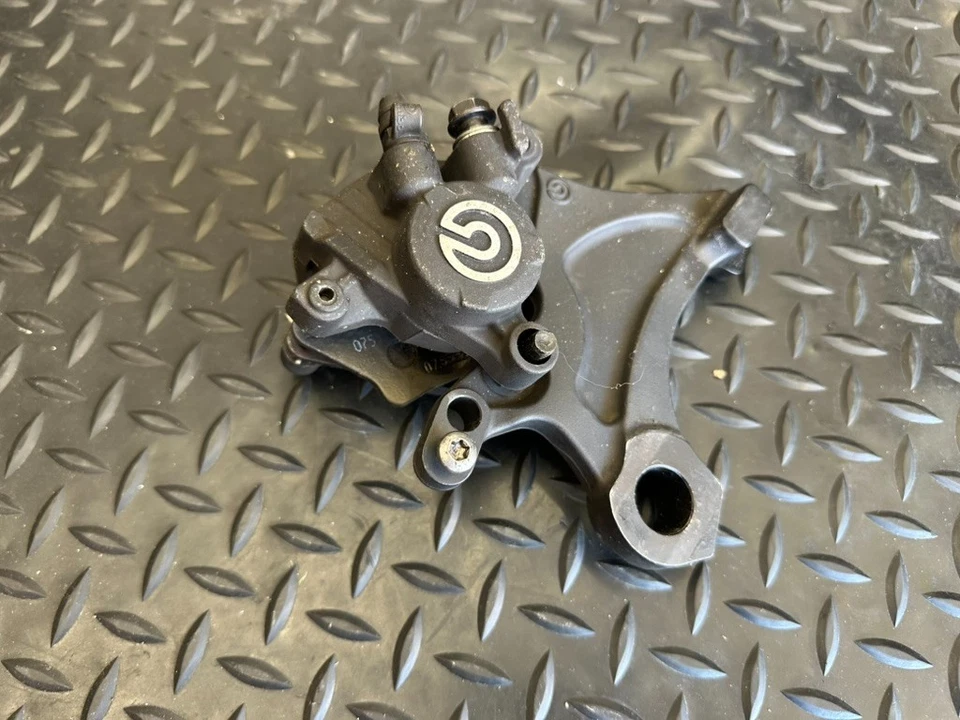 Pinza de freno trasera Triumph Street Triple 675 R 2015 2013-2016 OEM Foto 2 de 4