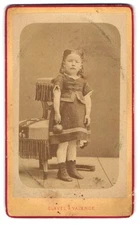 Photo Clavel, Valence, Rue de la Gare, Niedliches kleines Fille in gestreiftem  