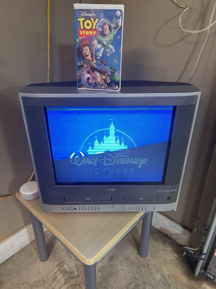 TOSHIBA MW20F52 20" TV/VCR/DVD Combination CRT W/Remote, VHS Works , DVD Don’t - Image 3 of 4