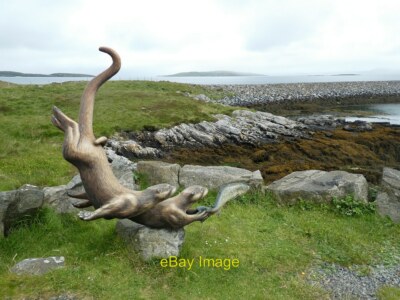 Foto 6x4 Barra - Otter und Lachs Skulptur Ardmhor Diese bezaubernde Skulptur um 2021