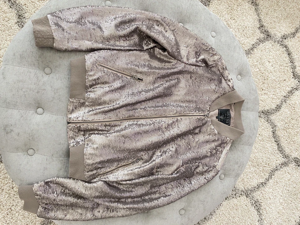 Chaqueta de bombardero Guess Los Angeles con lentejuelas Foto 3 de 4