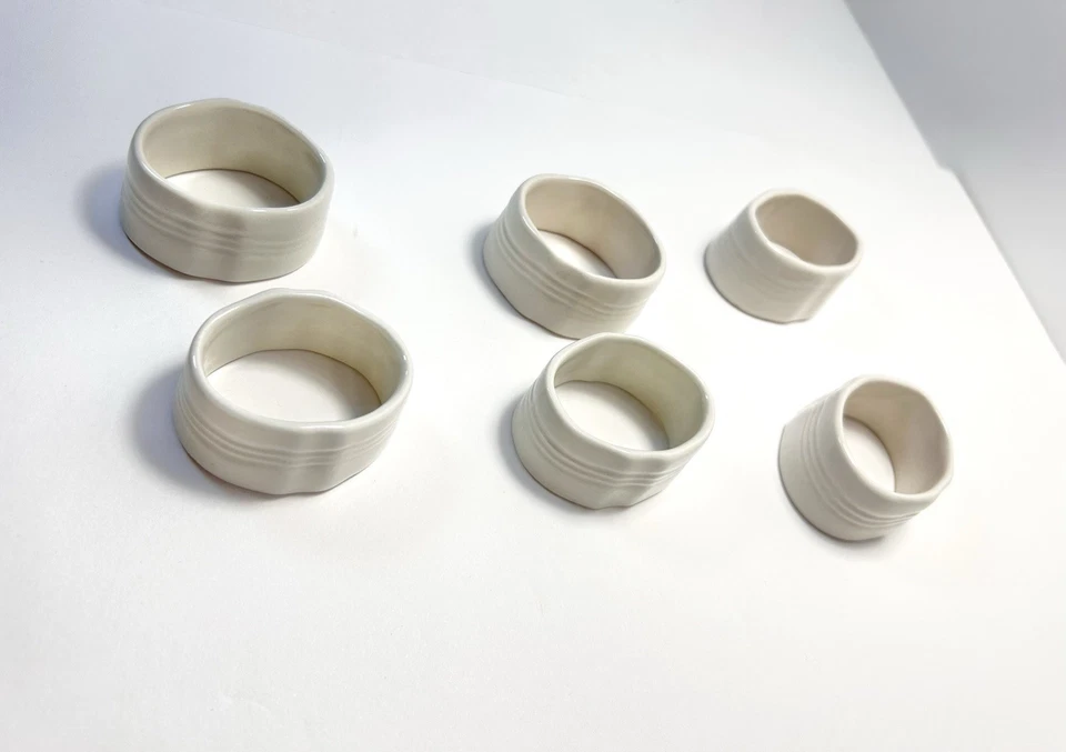 Anillos de servilleta blanca Le Claire (juego de 6) de Gibson Designs Foto 2 de 4