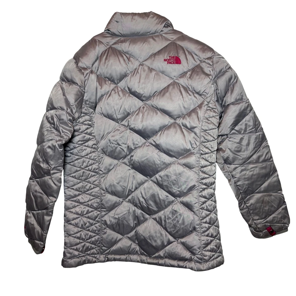 Chaqueta acolchada The North Face Girls XL 18 plateada con capucha forrada rosa 550 relleno Foto 3 de 4