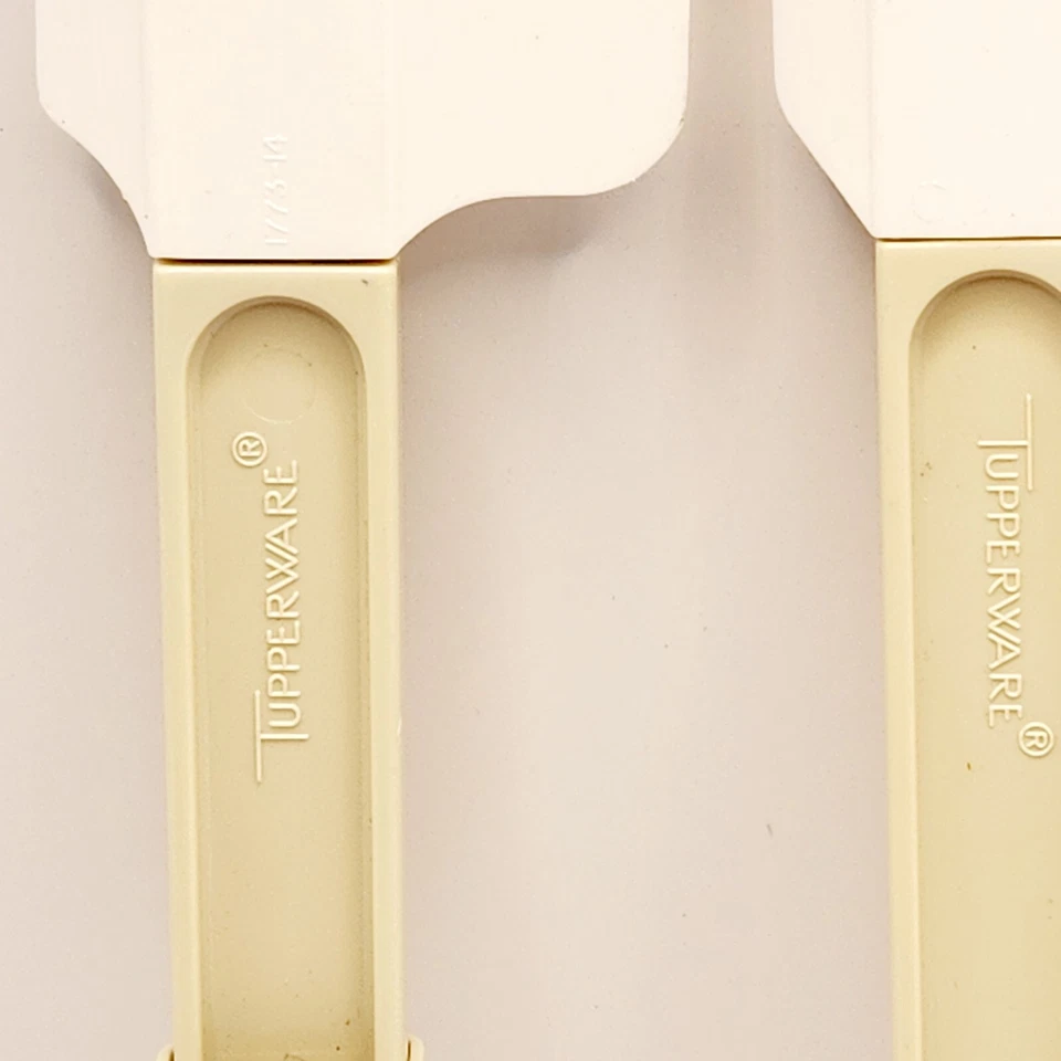 Lot of 3 Tupperware Spatulas Paddle Scrapers Beige With Pan Hooks Vintage  - Image 4 of 4