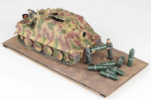 913003A Forces of Valor Sd.Kfz.181 Sturmtiger 1/32 Model German Army PzStuMrBtr - Image 2 of 2
