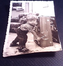 Altes Foto Kind, Junge,kleiner Zocker  Spielautomat, einarmiger Bandit 1958 (3)