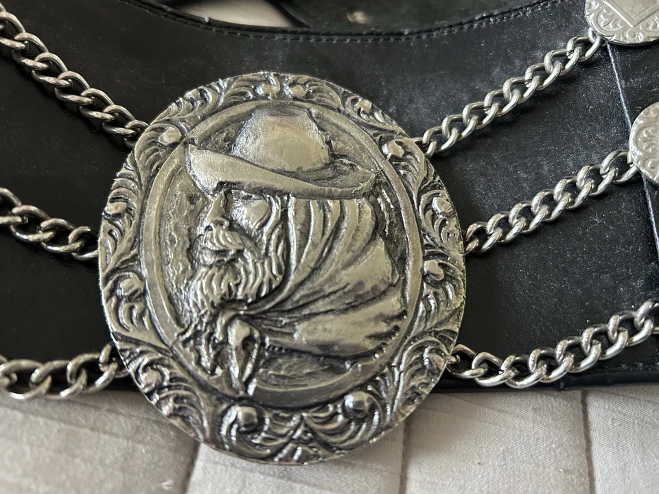 "Cinturón gaucho argentino vintage de cuero negro con detalles metálicos monedas 42""-44""" Foto 3 de 4