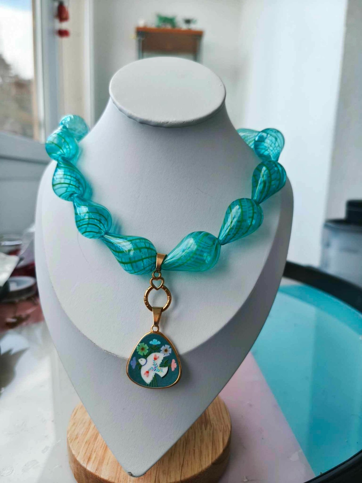 Collier ras-de-cou turquoise artisanal en perles anti-allergie avec pendentif fleur colombe
