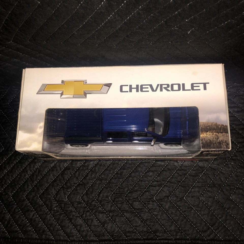 NORSCOT 1/24 BLUE 2014-15 CHEVY SILVERADO Z71 TRUCK NEW IN BOX - Image 4 of 4