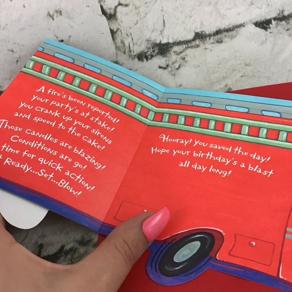 Tarjeta de felicitación de cumpleaños de camión de bomberos Hallmark para hijo con sobre Foto 3 de 4