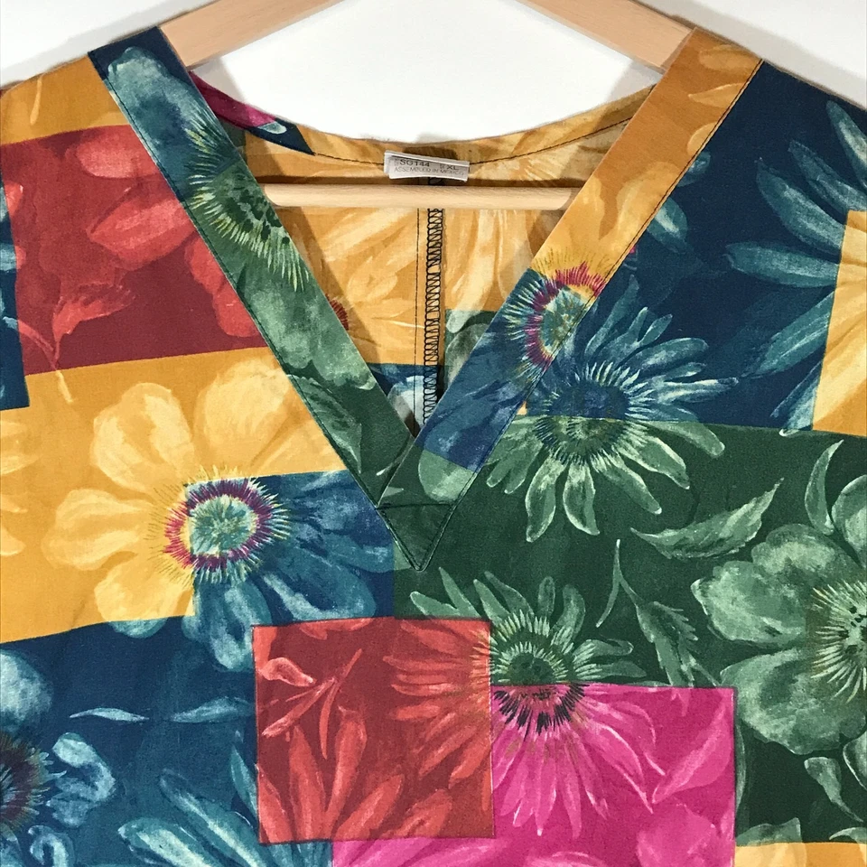 Blusa Médica Barco Para Mujer X-Large Multicolor Estampado Floral Retazos Manga Corta Foto 3 de 4