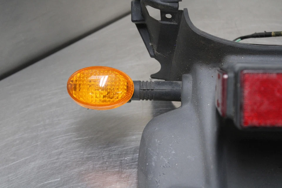 06-09 HYOSUNG GT250R REAR BACK FENDER TAIL LIGHT BRACKET TURN SIGNALS Foto 2 de 4