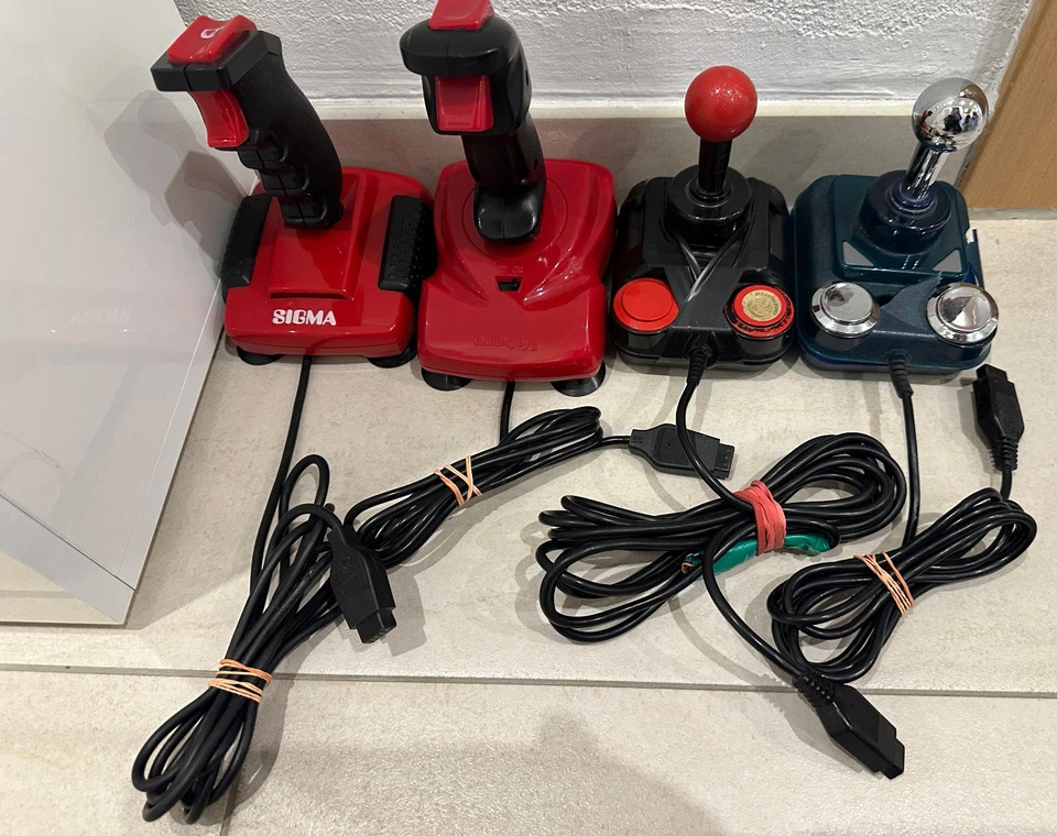 Lotto JOYSTICK per Atari, Amiga, Commodore, Vic 20, MSX, Amstrad, C64... - Immagine 3 di 4