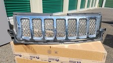 2011-2013 Jeep Grand Cherokee Front Grill Complete Nwob Been In Storage