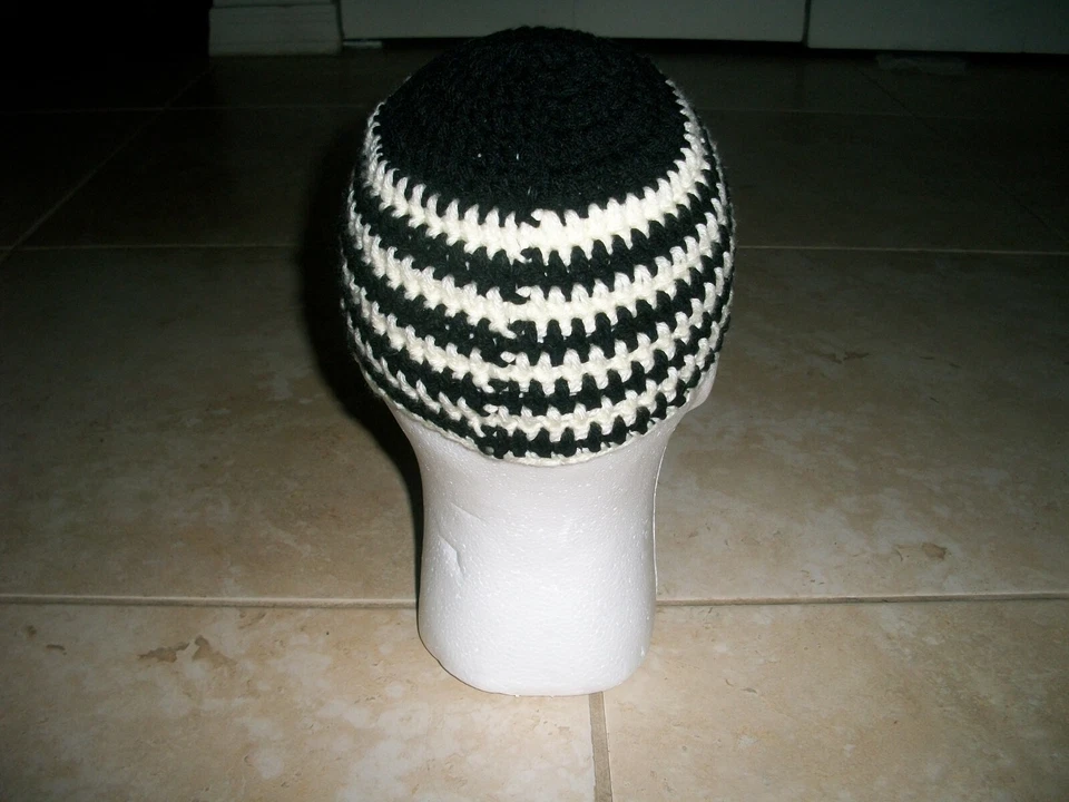 Hecho a mano Crochet RAYAS BLANCAS Y NEGRAS Gorra Calavera Kufi Gorro Sombrero Topi Harley  Foto 4 de 4