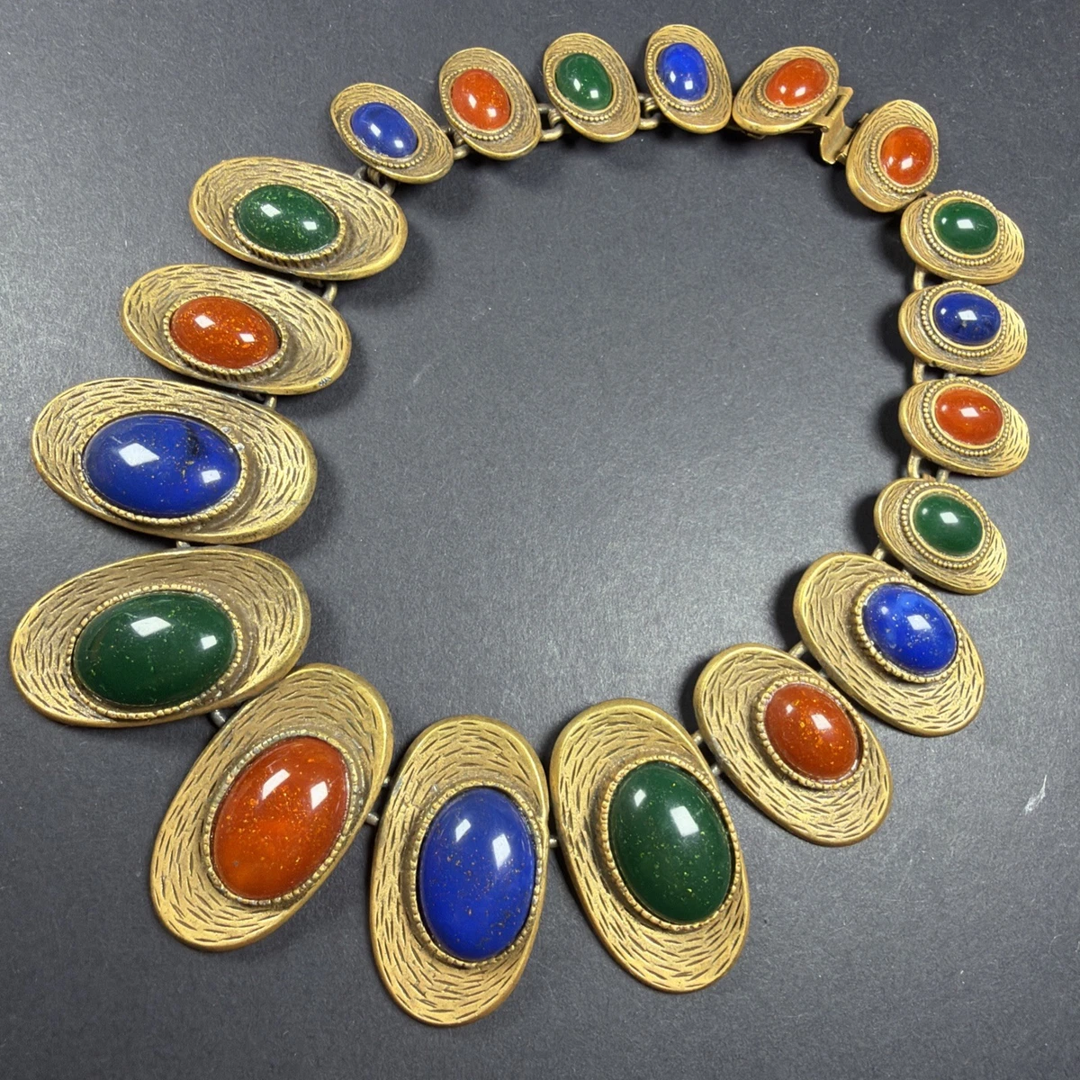 Collier Vintage Les Bernard - Disque Doré Martelé Et Cabochons Rouges, Bleus, Verts