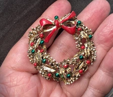 Vintage GERRYS Christmas Wreath with Red Bow Brooch Pin Scarf Jewelry Gold Tone