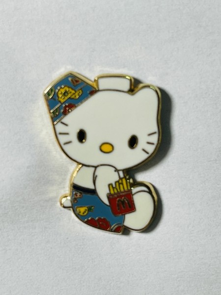 PIN FANTASY HELLO KITTY McDONALD COMIDA RÁPIDA