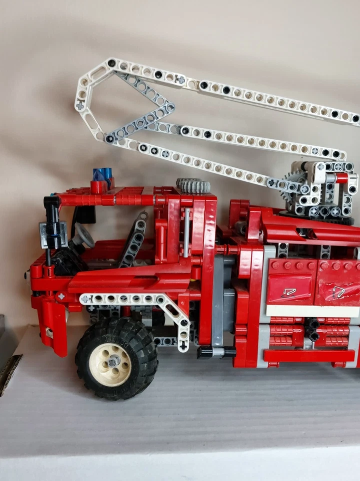 LEGO Technic 8289 Fire Truck, photo 2 of 5